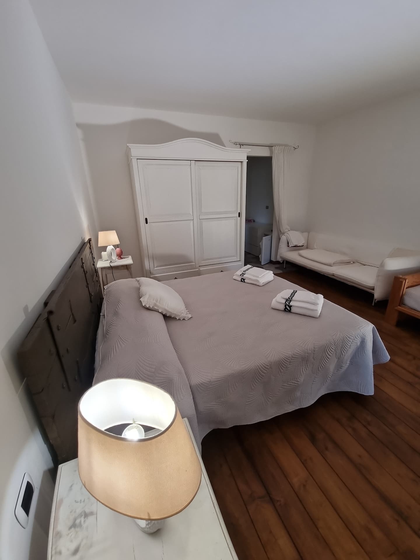 Letto matrimoniale e armadio nella camera 2 del B&B Multaiola