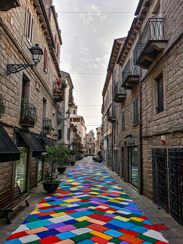 lastricato del centro storico di Tempio Pausania, colorato in occasione di un festival