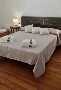 il letto matrimoniale della stanza La Jacia