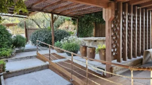 passerelle in legno per l'accesso degli ospiti con difficoltà motorie