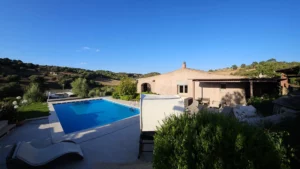 vista della piscina e della campagna circostante, con vegetazione locale