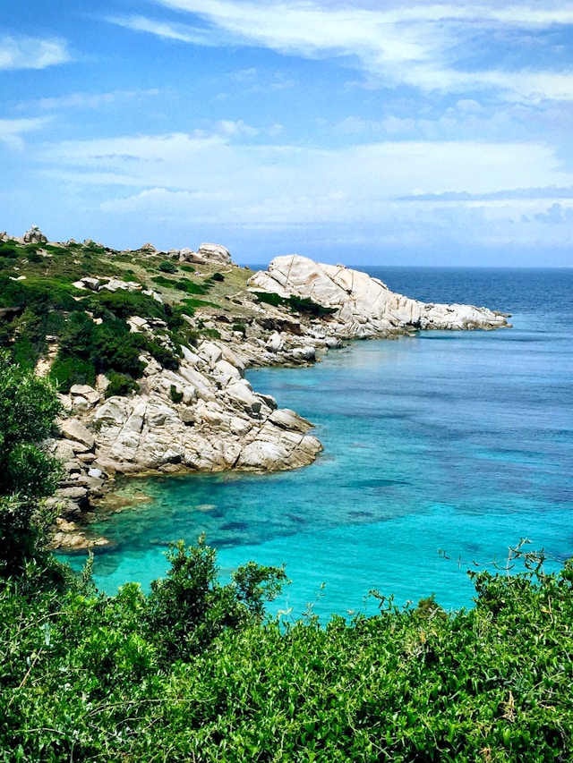 le scogliere e l'acqua cristallina di Cala Spinosa, a Capo Testa, vicino Santa Teresa Gallura