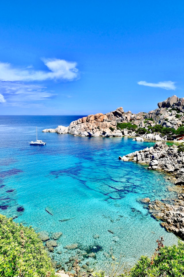 cala spinosa, una piccola baia con acqua ricca di sfumature con vari punti di blu e azzurro